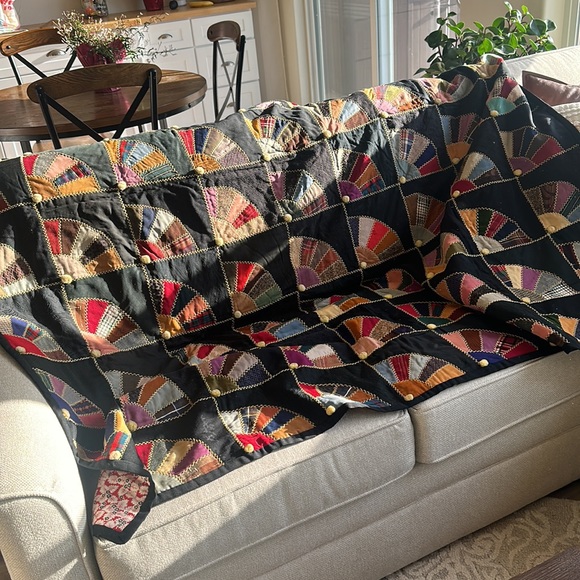 Beautiful hand sewn quilt. Every part is hand sewn including the binding. - Picture 2 of 14